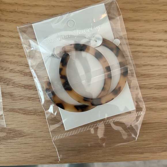 Assorted Tortoise Shell fashion earrings - Picture 6 of 7